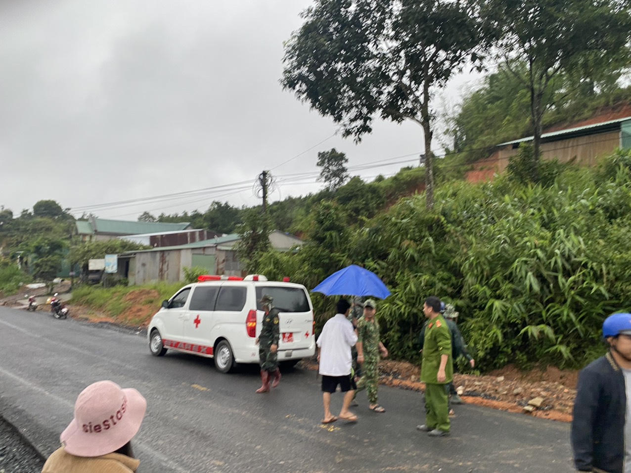 Sạt lở đất vùi lấp nhà dân lúc rạng sáng, 1 phụ nữ tử vong