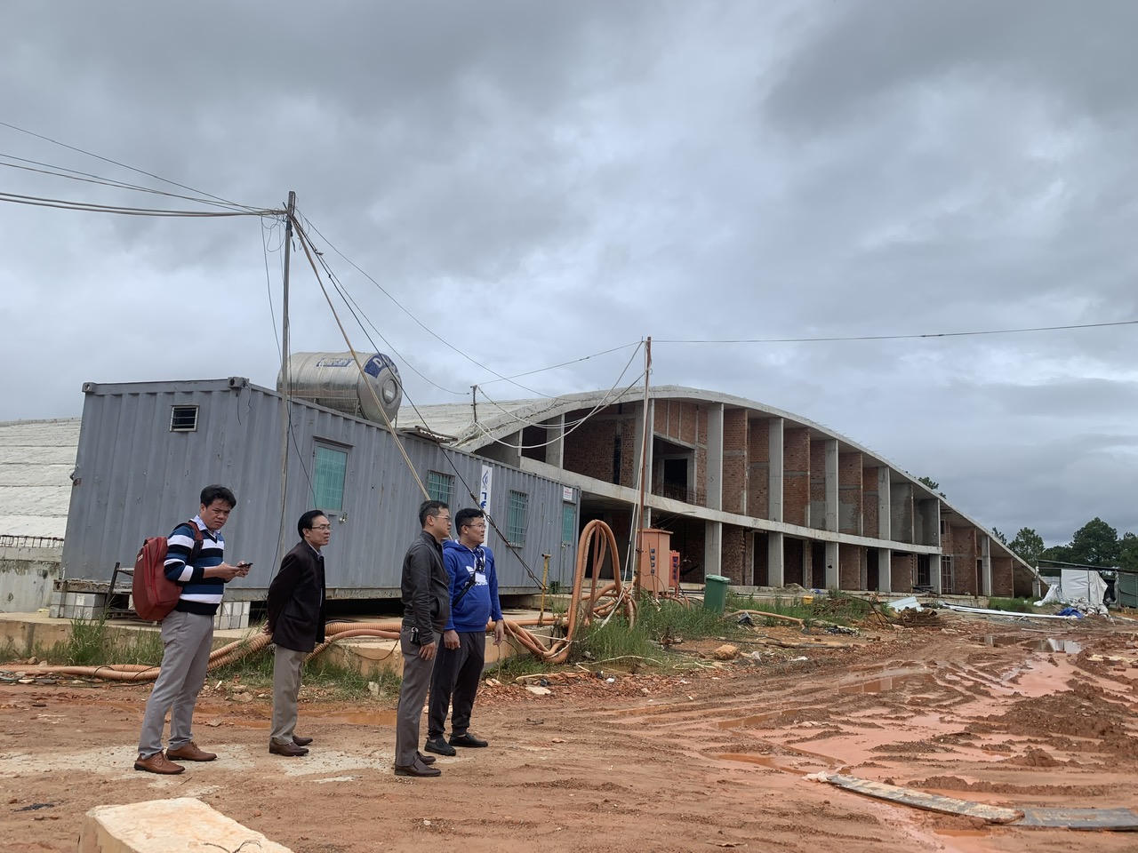 Toà án Thủ Đức xem xét, thẩm định tại chỗ đối với công trình Toà nhà CLB golf