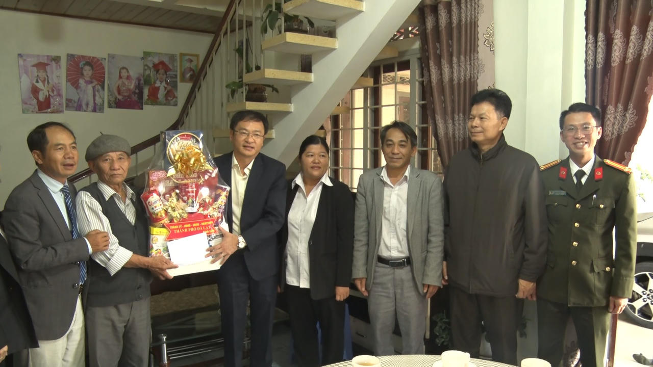 Thăm, tặng quà gia đình chính sách tiêu biểu tại Đà Lạt nhân dịp 27/7