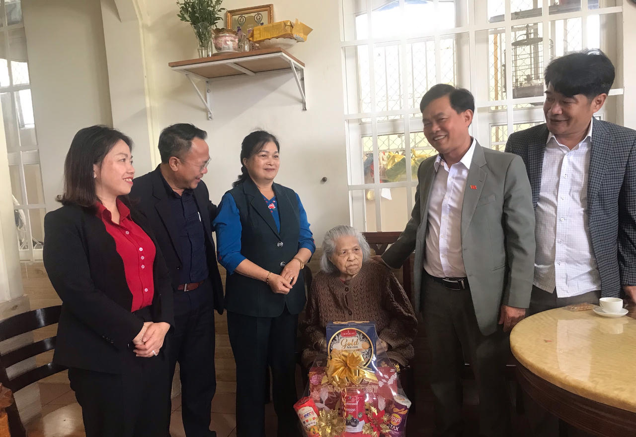 Thăm, tặng quà gia đình chính sách tiêu biểu tại Đà Lạt nhân dịp 27/7