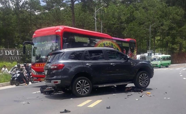 Va chạm với xe ô tô, thiếu niên đi xe đạp điện tử vong trên đèo Prenn