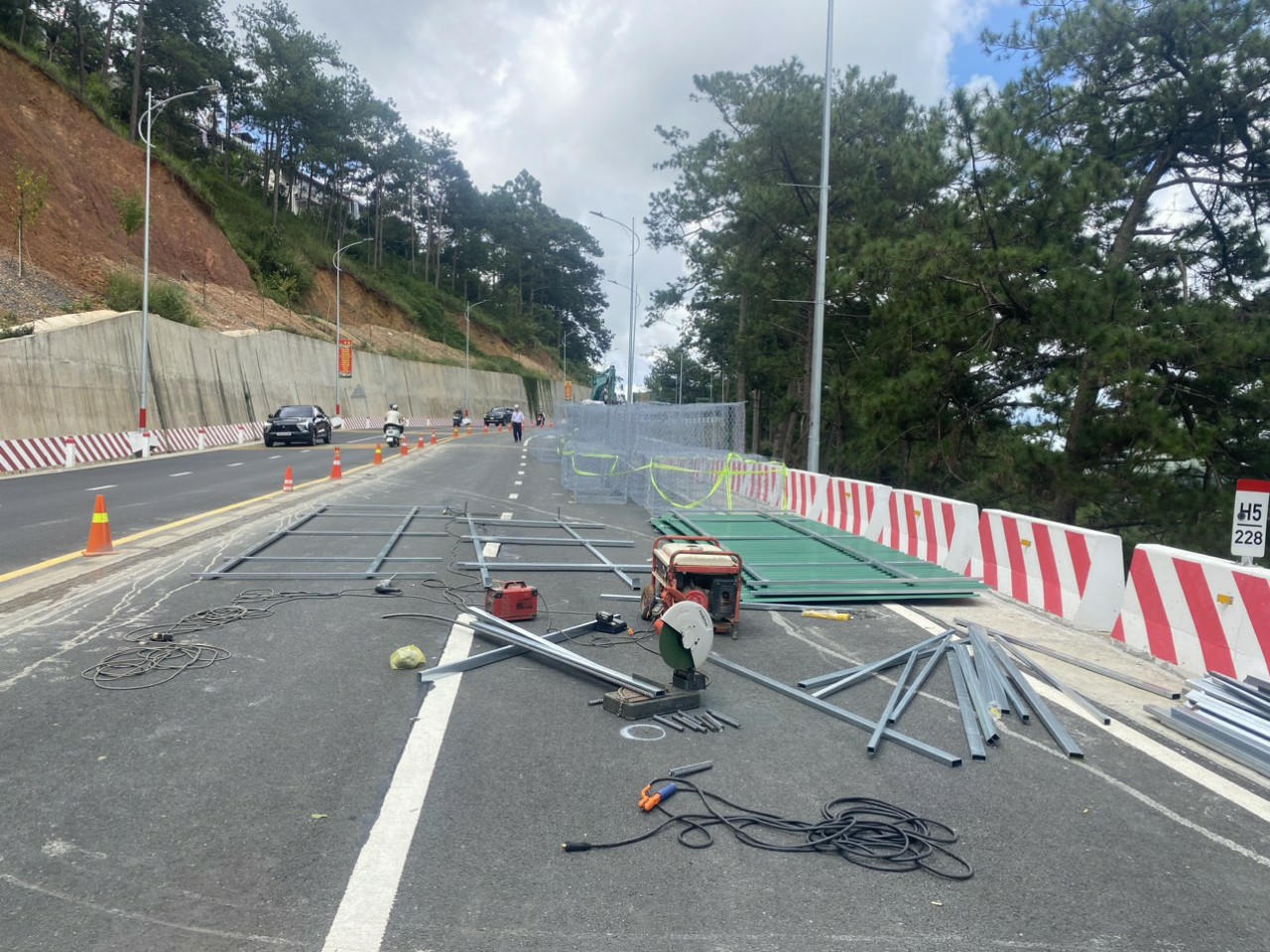 Dự kiến mất 21 ngày khắc phục sự cố rạn nứt cục bộ mặt đường đèo Prenn