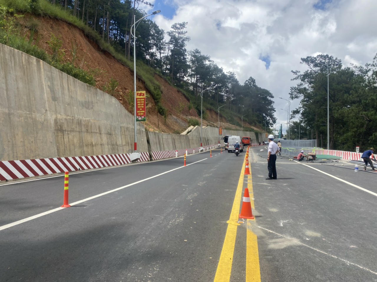 Dự kiến mất 21 ngày khắc phục sự cố rạn nứt cục bộ mặt đường đèo Prenn