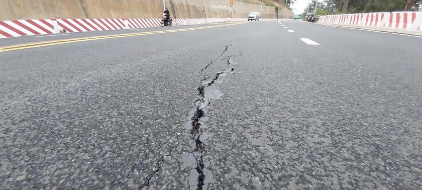 Dự kiến mất 21 ngày khắc phục sự cố rạn nứt cục bộ mặt đường đèo Prenn