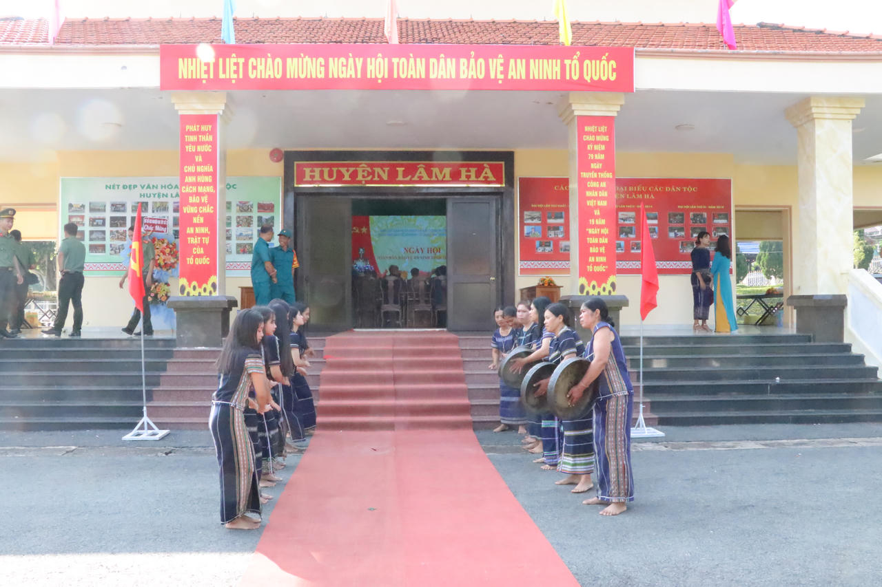 Nhân dân là bức tường thành vĩ đại, vững chắc nhất bảo vệ Đảng, Nhà nước