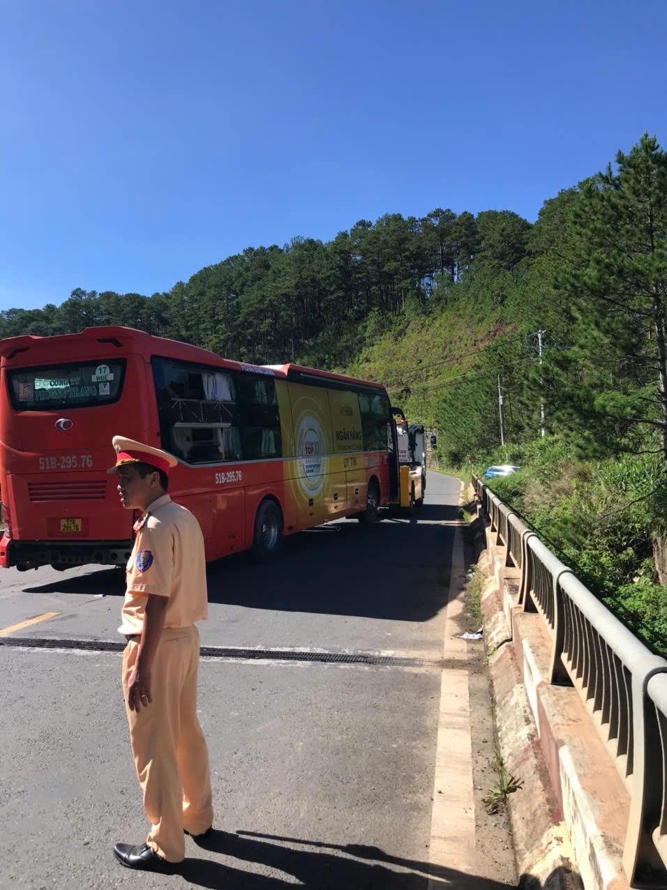 Xe khách lao xuống vực cạn, người dân phá kính cứu 11 người ra ngoài