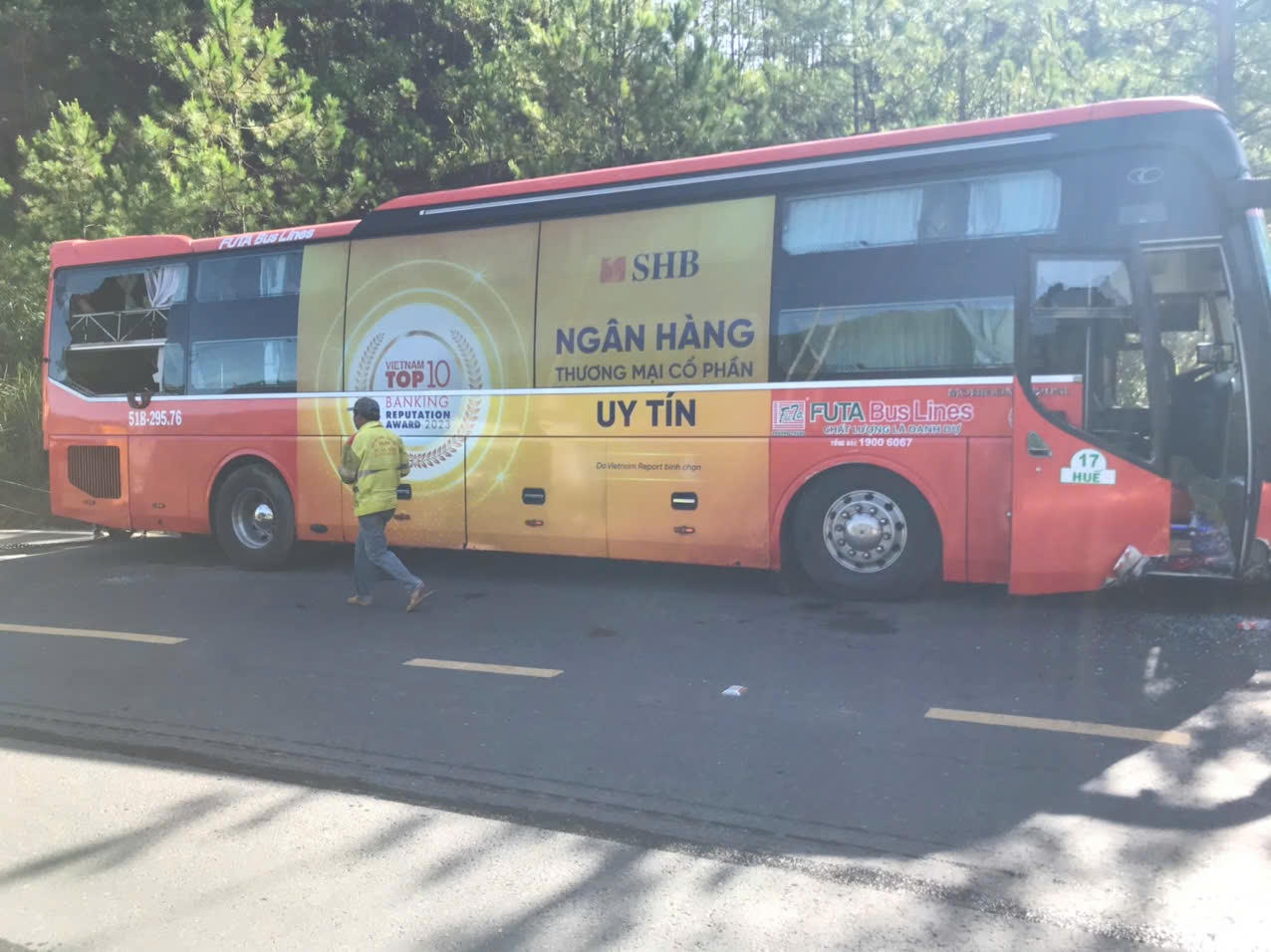 Xe khách lao xuống vực cạn, người dân phá kính cứu 11 người ra ngoài