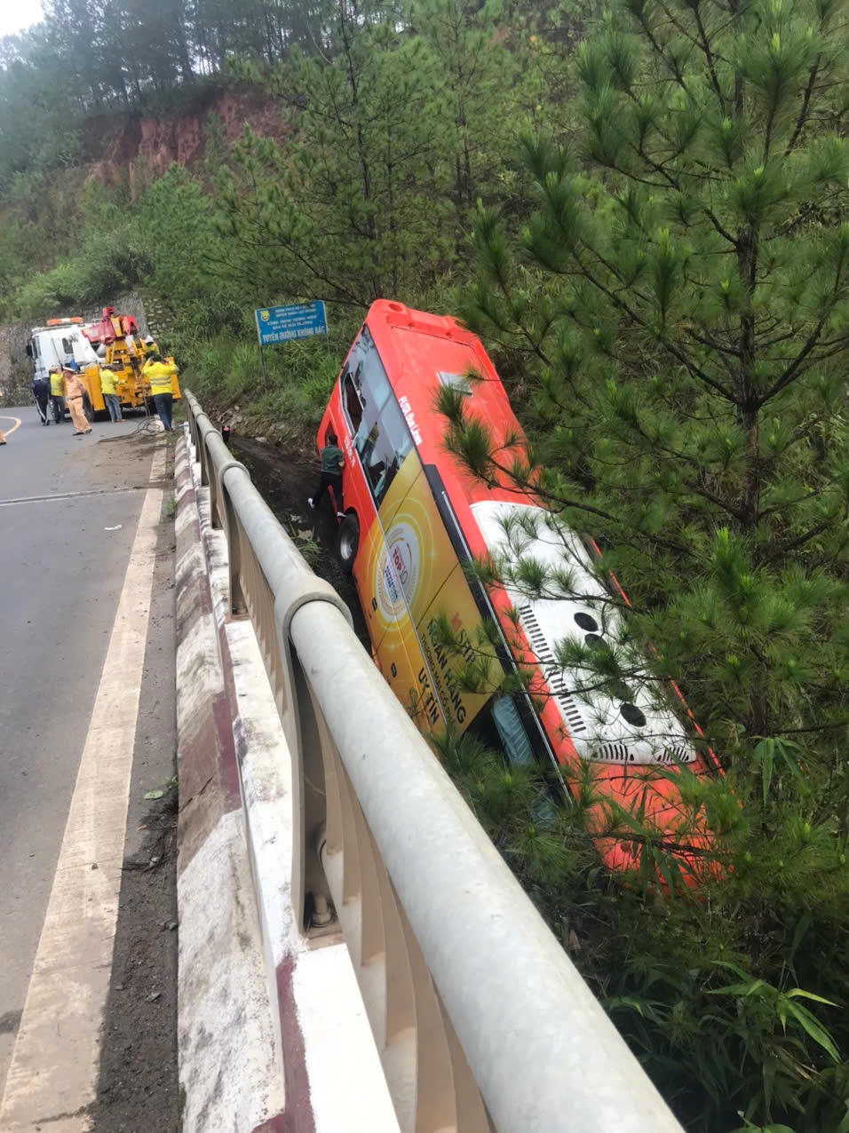 Xe khách lao xuống vực cạn, người dân phá kính cứu 11 người ra ngoài