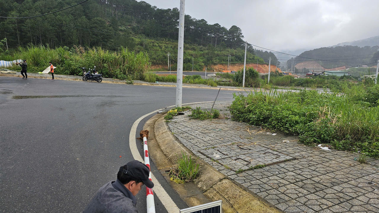 Công ty Phương Trang di dời xe đậu, đỗ trái phép tại khu vực dự án ở Đà Lạt