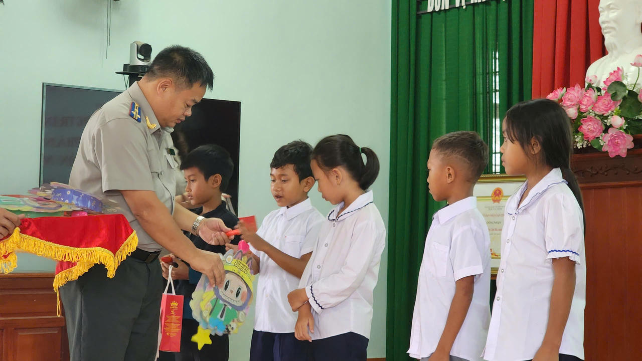 Cục THADS Lâm Đồng tặng quà gia đình chính sách, học sinh nghèo 