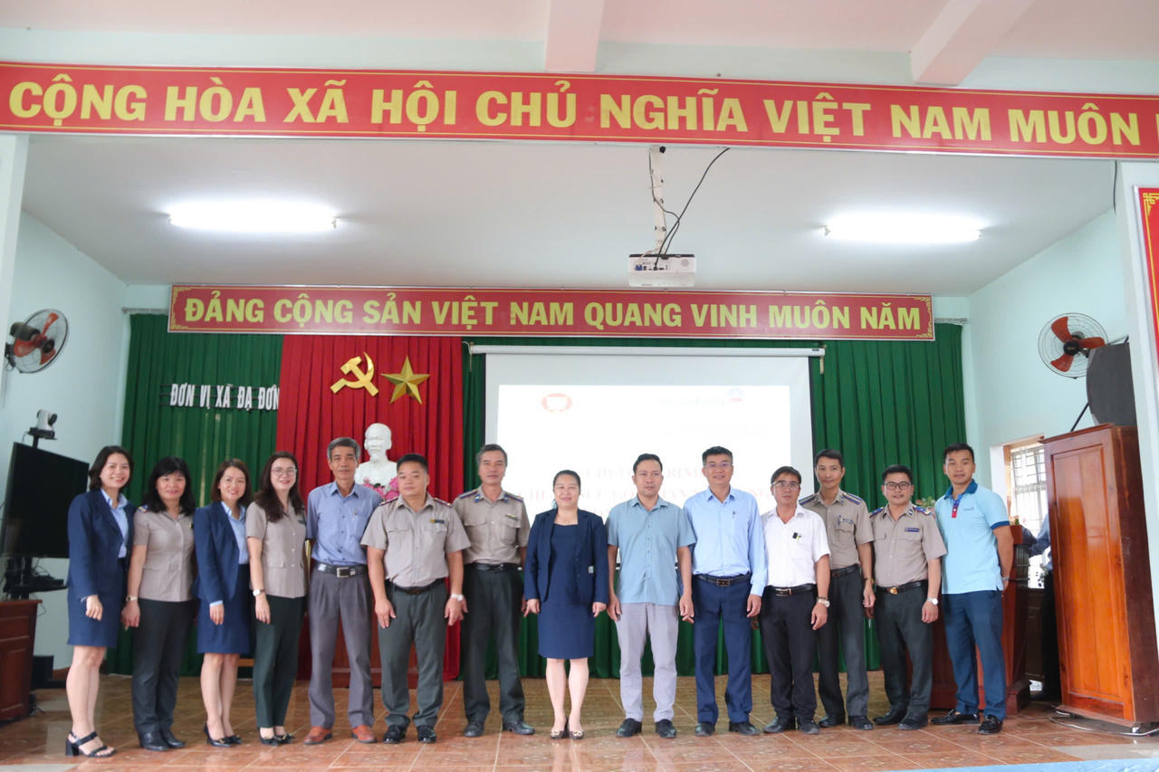 Cục THADS Lâm Đồng tặng quà gia đình chính sách, học sinh nghèo 