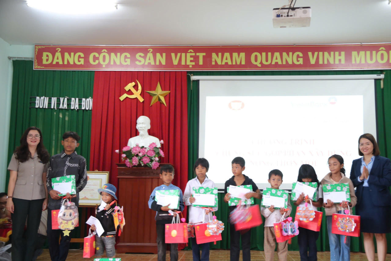 Cục THADS Lâm Đồng tặng quà gia đình chính sách, học sinh nghèo 