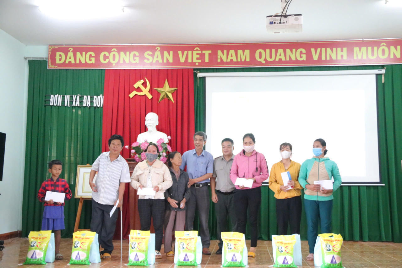 Cục THADS Lâm Đồng tặng quà gia đình chính sách, học sinh nghèo 