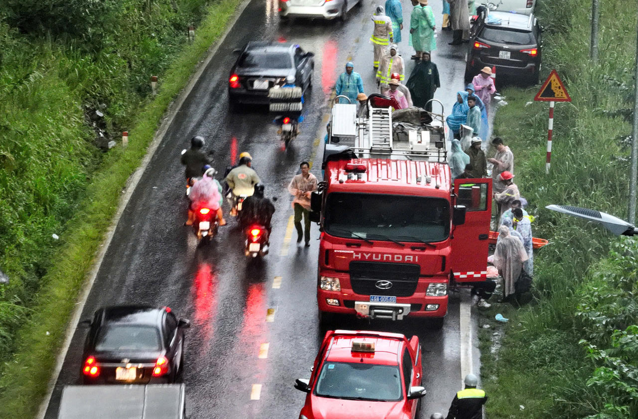 Ô tô biển số TP HCM lao xuống vực trên đèo Bảo Lộc, 1 người tử vong