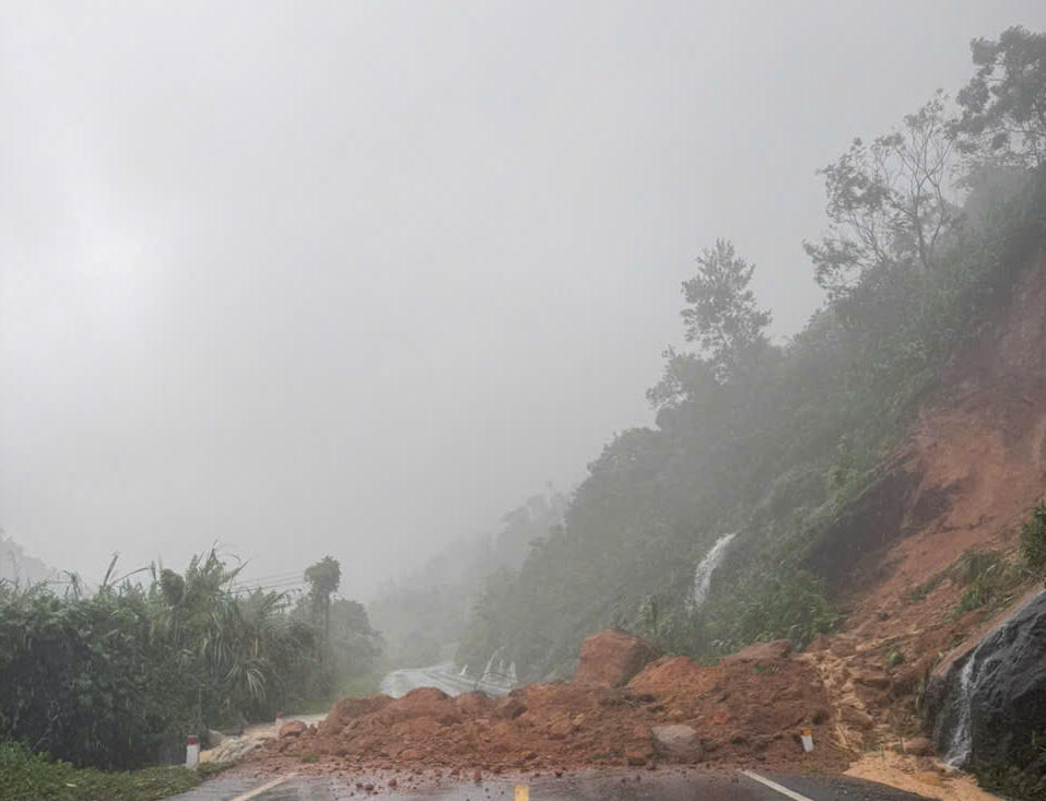 Đèo Khánh Lê nối Khánh Hoà - Lâm Đồng sạt lở, giao thông chia cắt