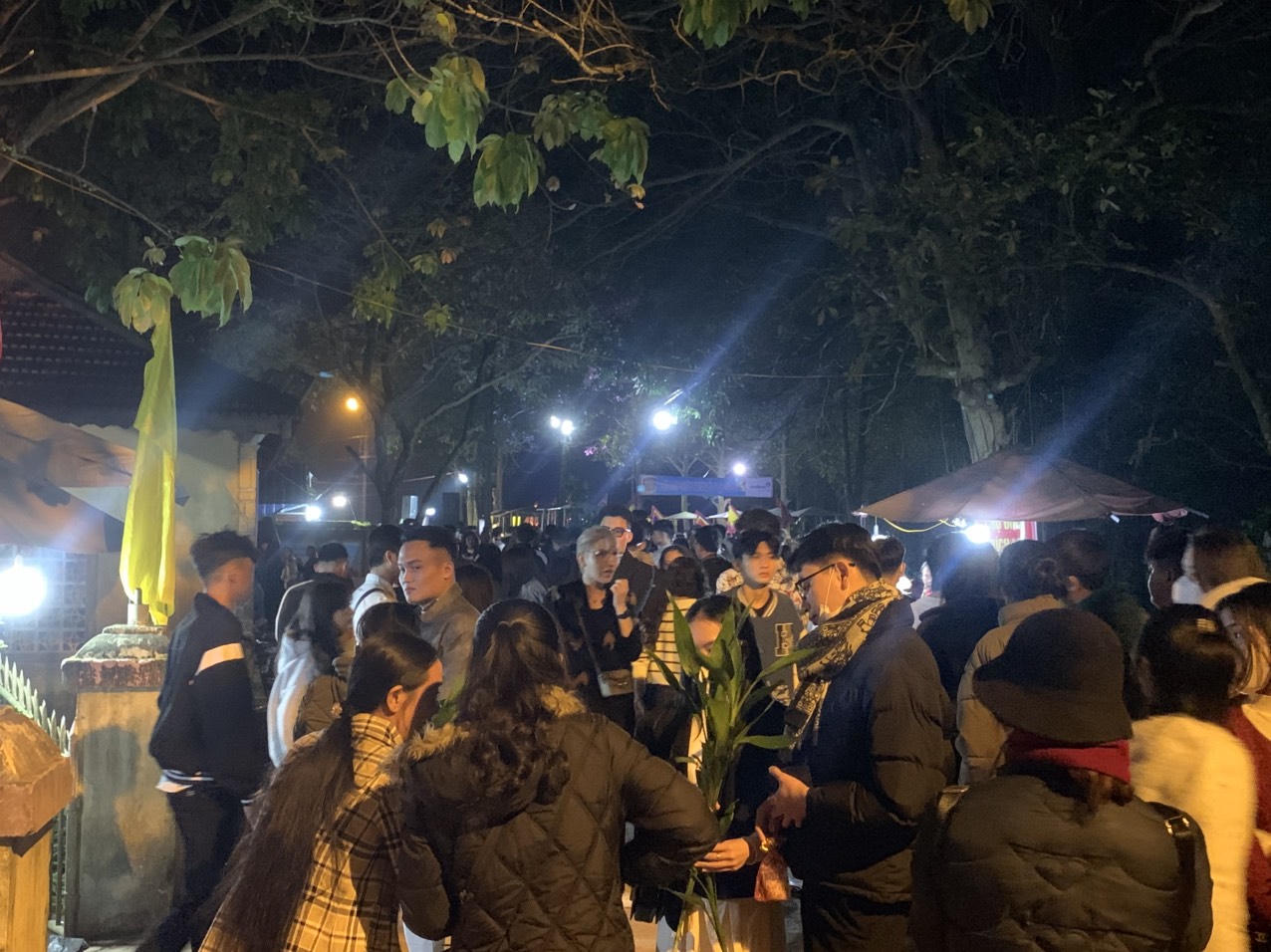 Dòng người nườm nượp đi chợ mua "lộc" lúc rạng sáng 