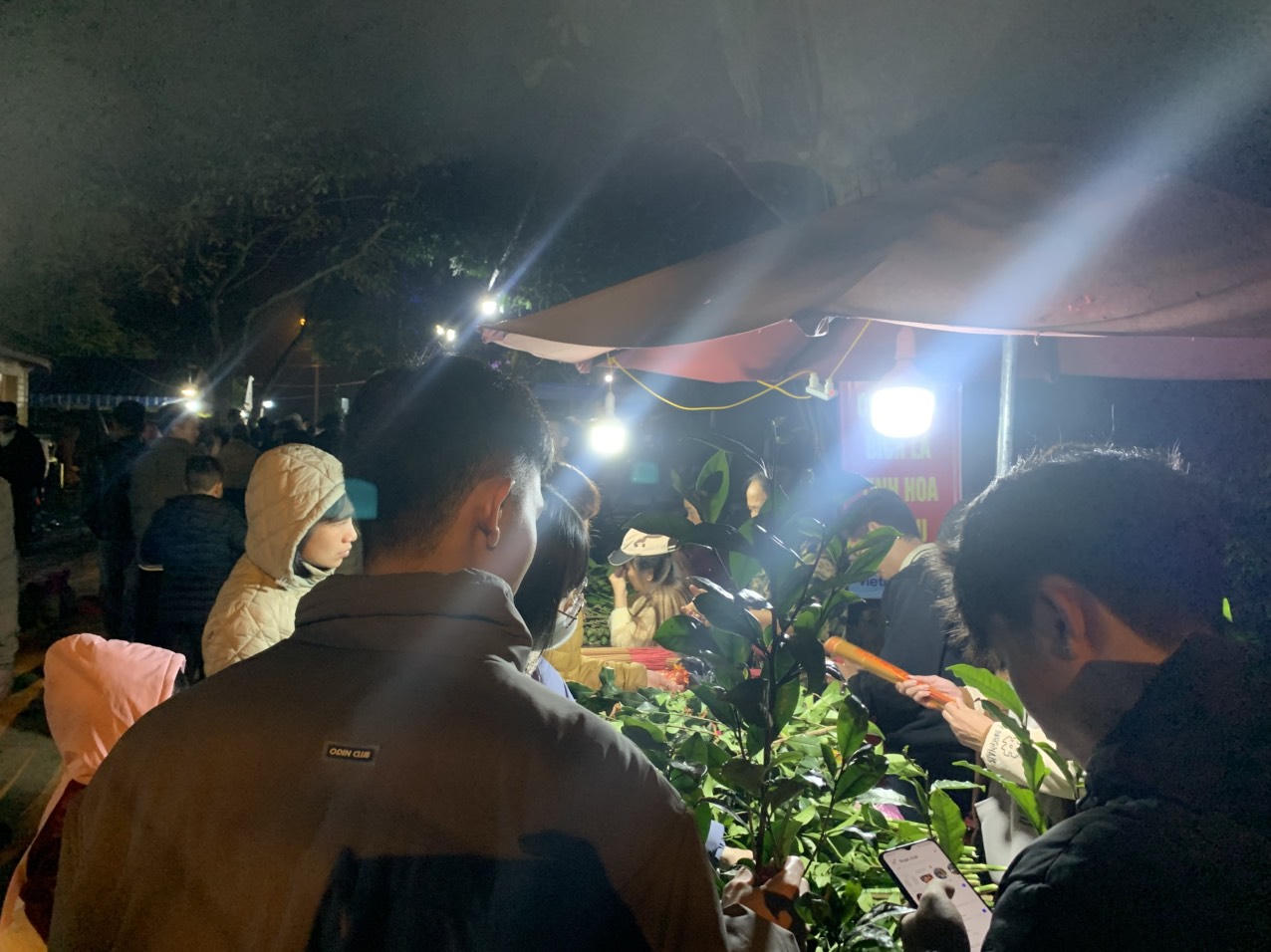 Dòng người nườm nượp đi chợ mua "lộc" lúc rạng sáng 