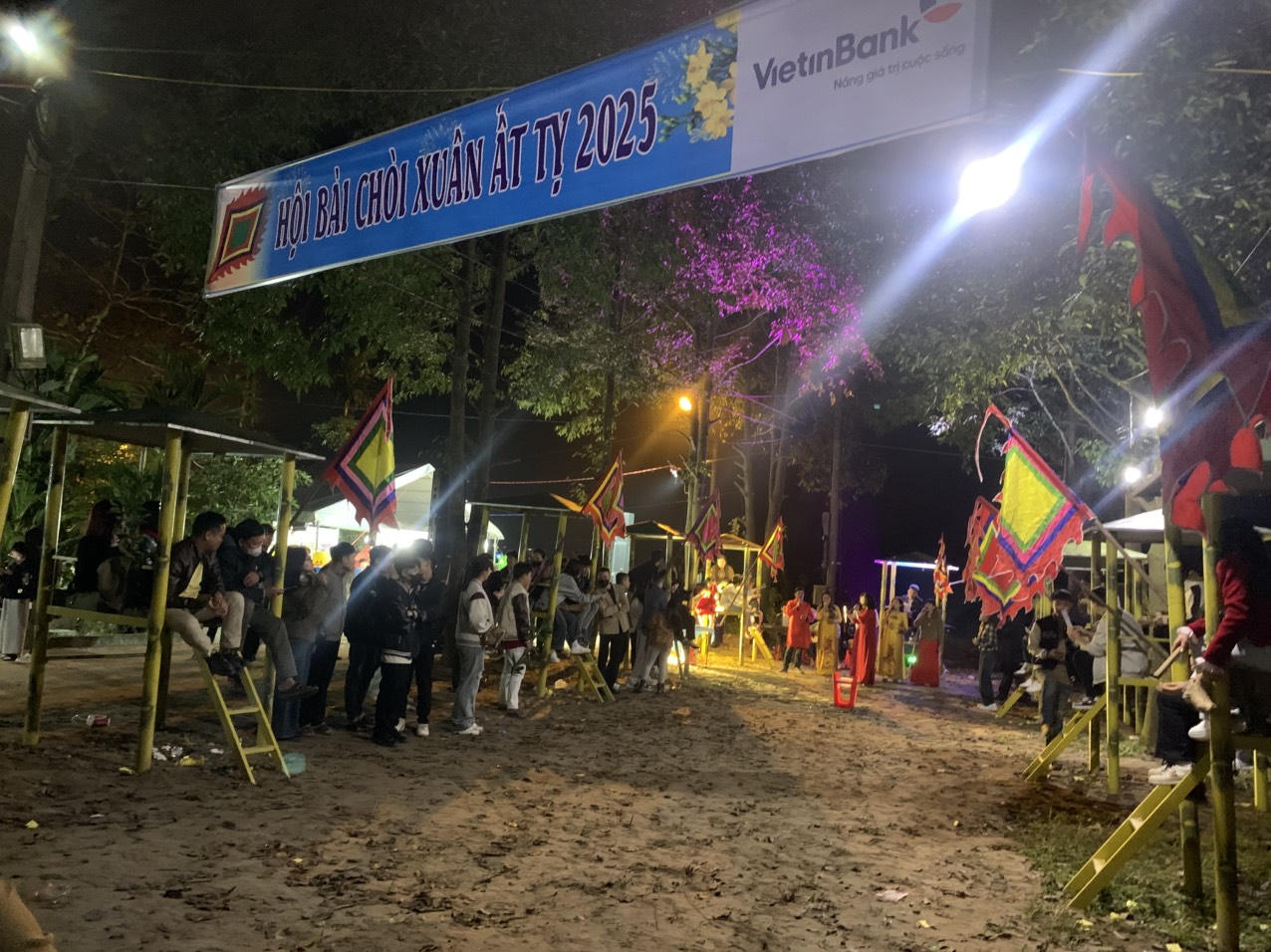 Dòng người nườm nượp đi chợ mua "lộc" lúc rạng sáng 