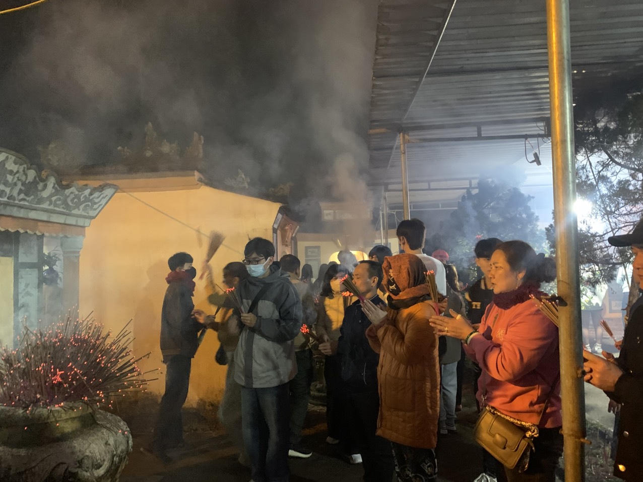 Dòng người nườm nượp đi chợ mua "lộc" lúc rạng sáng 