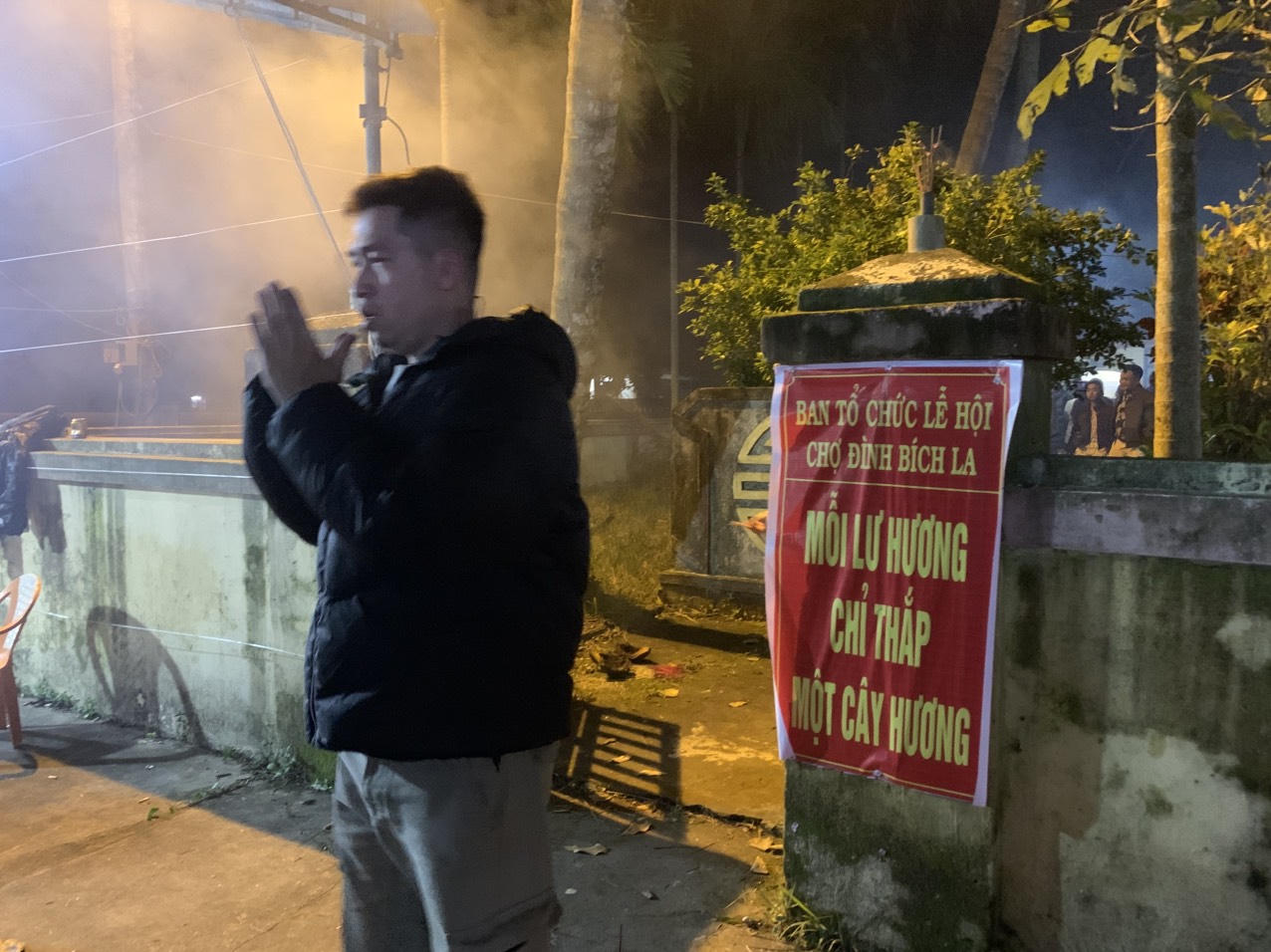 Dòng người nườm nượp đi chợ mua "lộc" lúc rạng sáng 