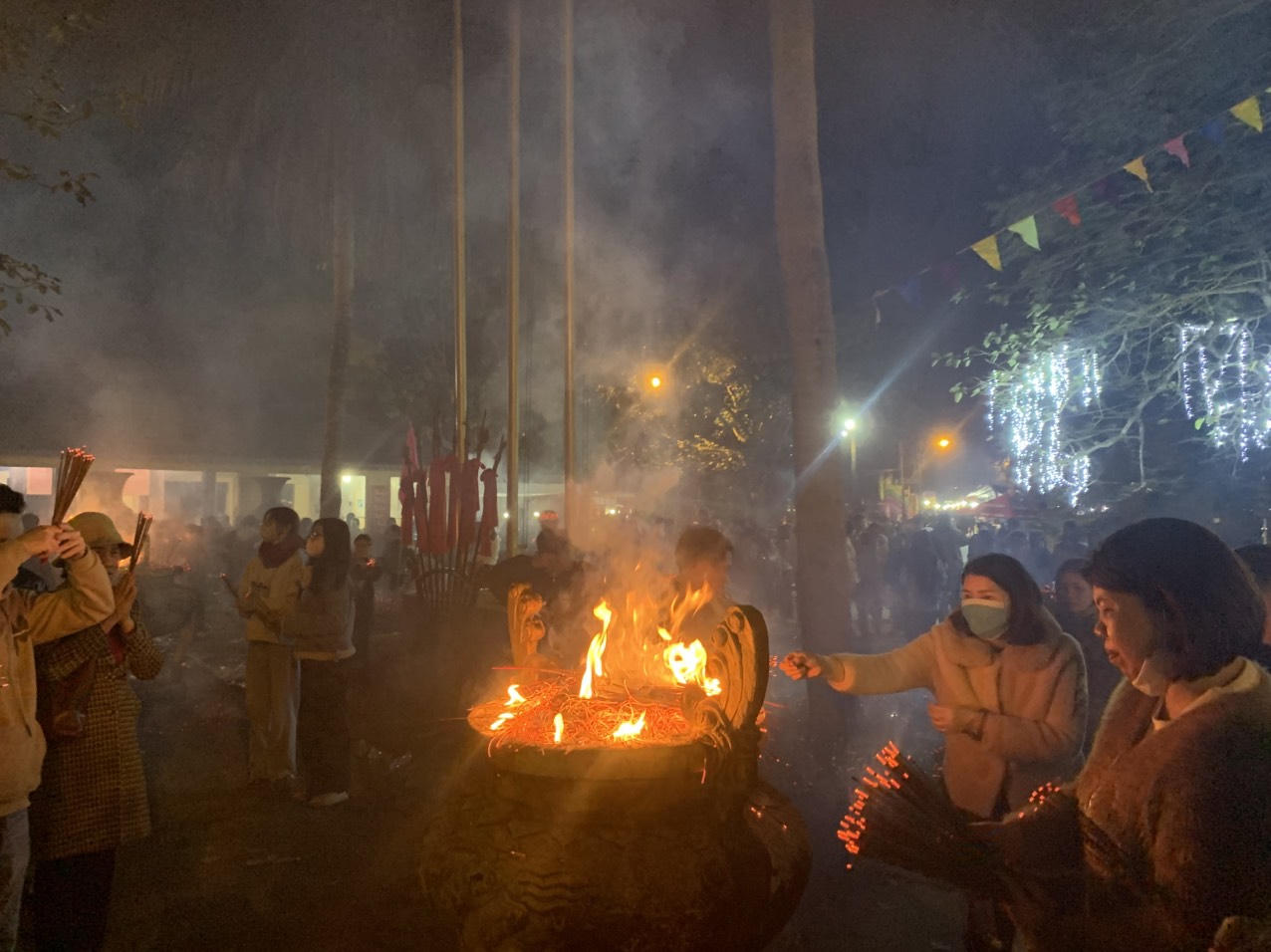 Dòng người nườm nượp đi chợ mua "lộc" lúc rạng sáng 