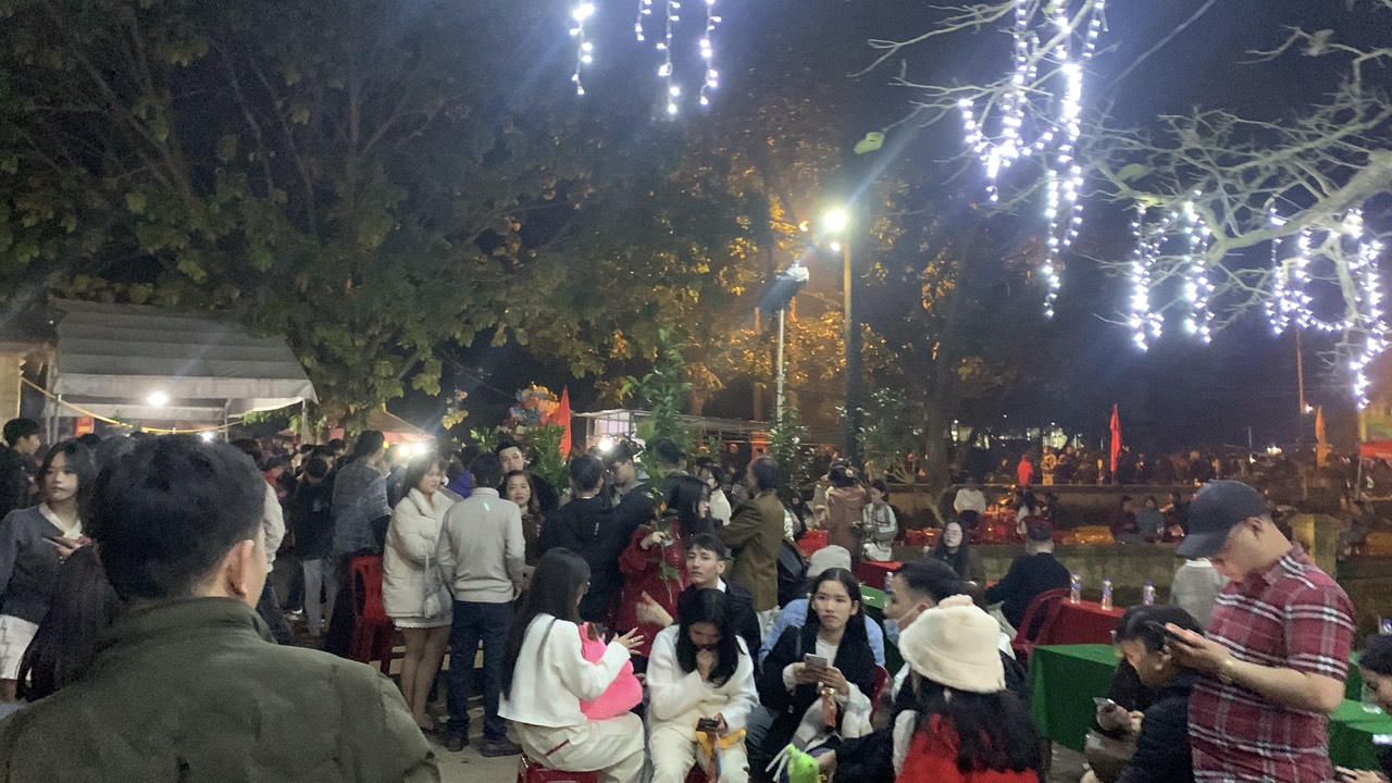 Dòng người nườm nượp đi chợ mua "lộc" lúc rạng sáng 