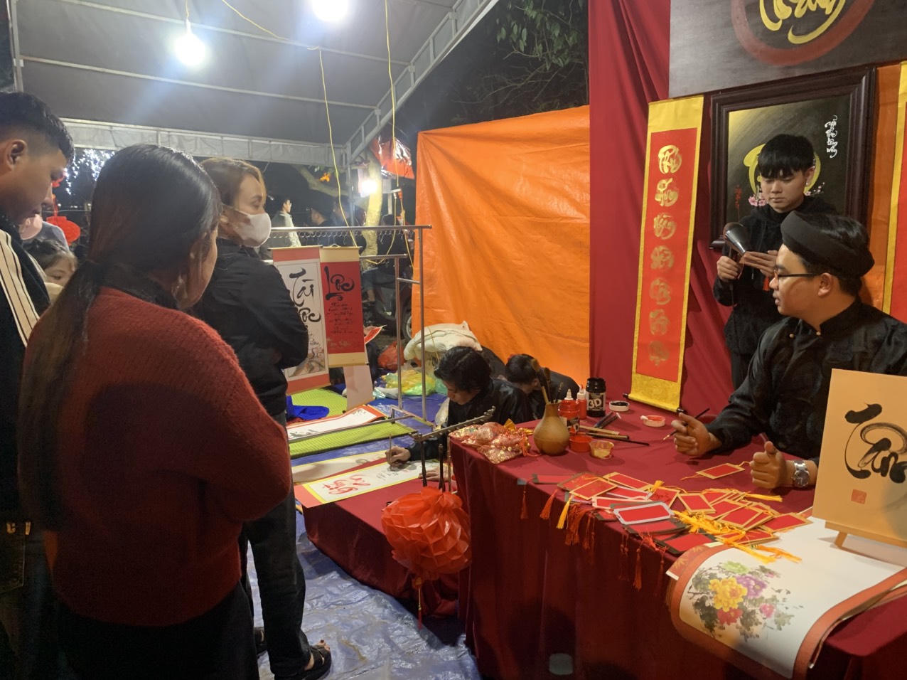 Dòng người nườm nượp đi chợ mua "lộc" lúc rạng sáng 