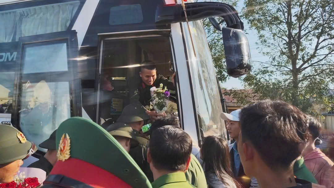 Thanh niên ưu tú toàn quốc phấn khởi lên đường nhập ngũ