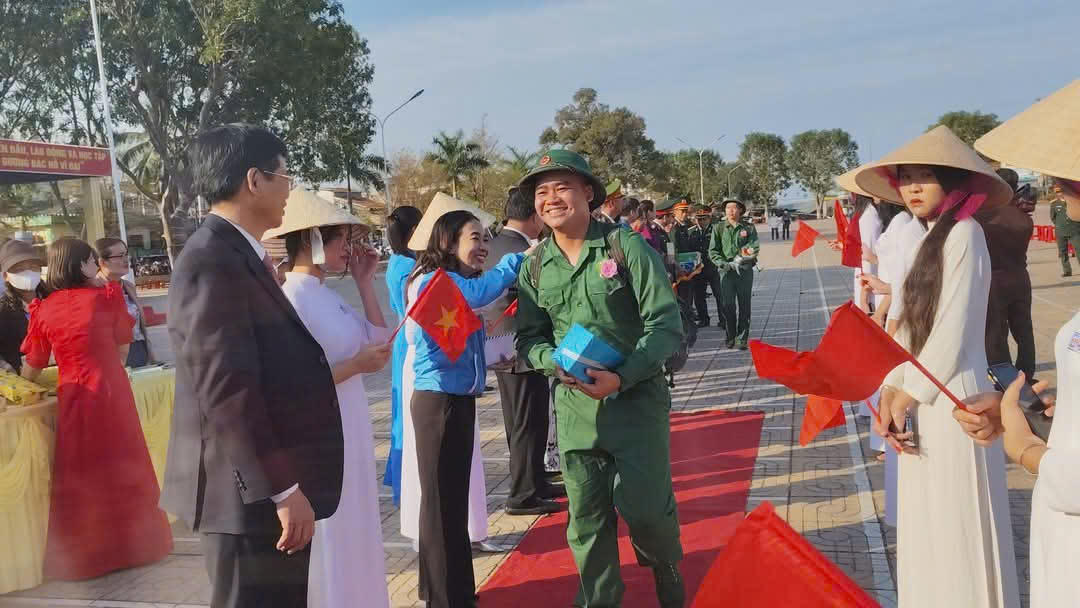 Thanh niên ưu tú toàn quốc phấn khởi lên đường nhập ngũ