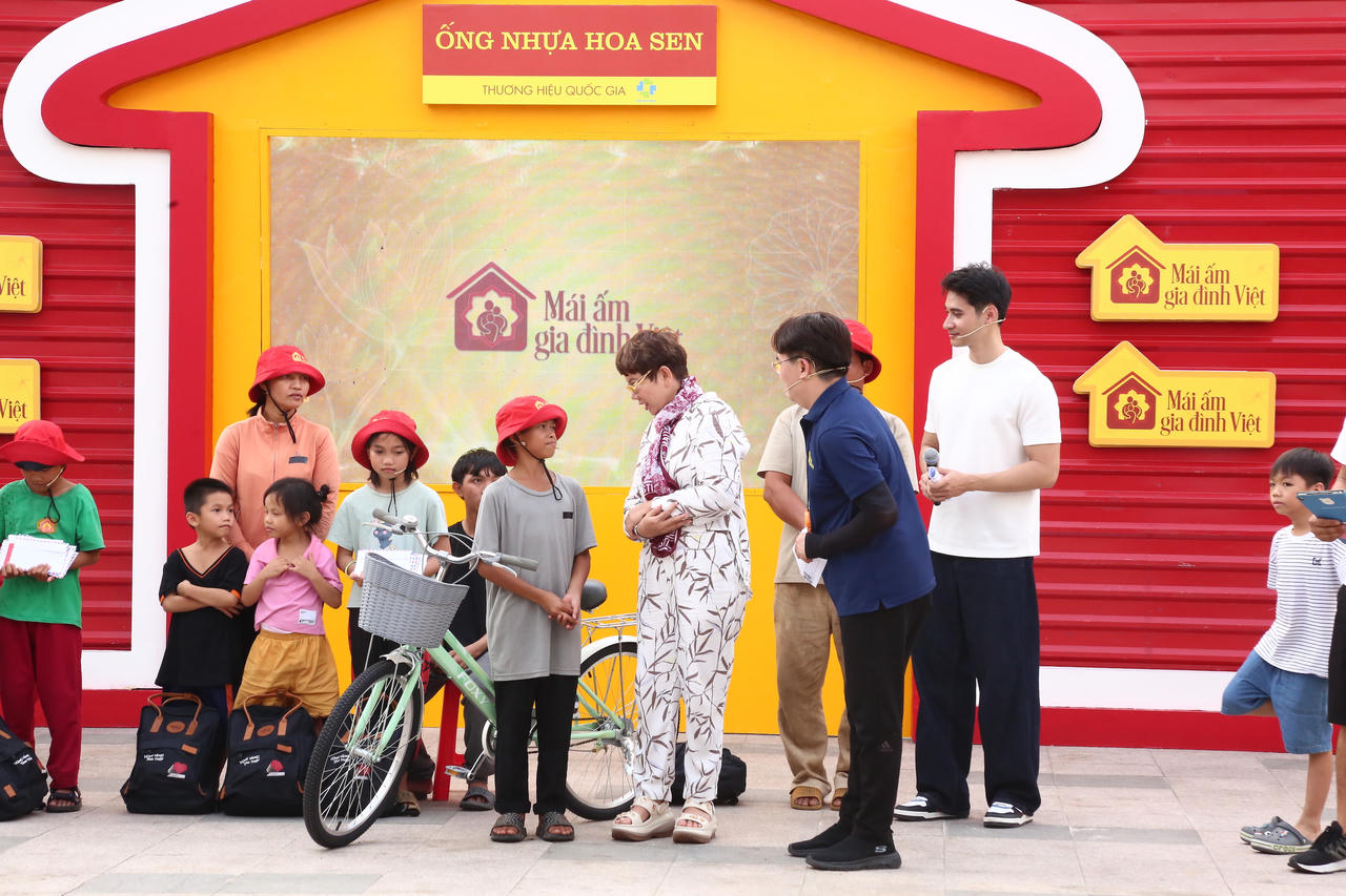 Hàng nghìn lượt khách tham quan, mua sắm tại gian hàng Hoa Sen Home Phan Thiết