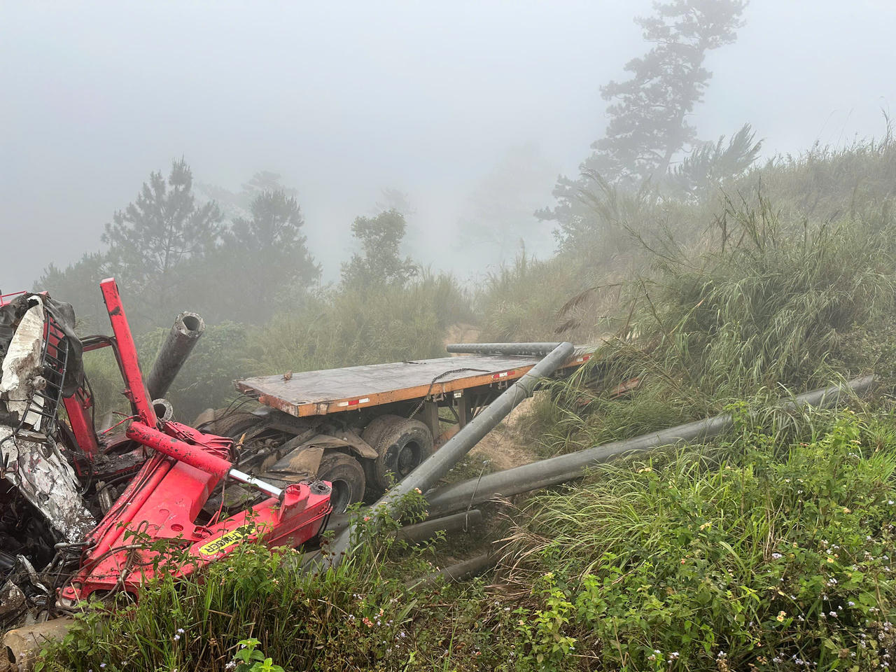 Nỗ lực cứu xe chở trụ điện lao xuống vực bất thành của tài xế