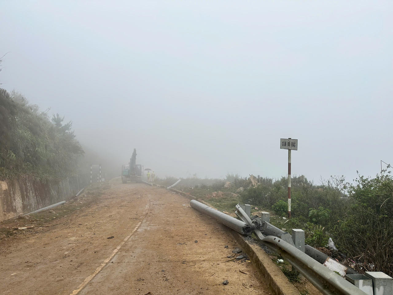 Nỗ lực cứu xe chở trụ điện lao xuống vực bất thành của tài xế