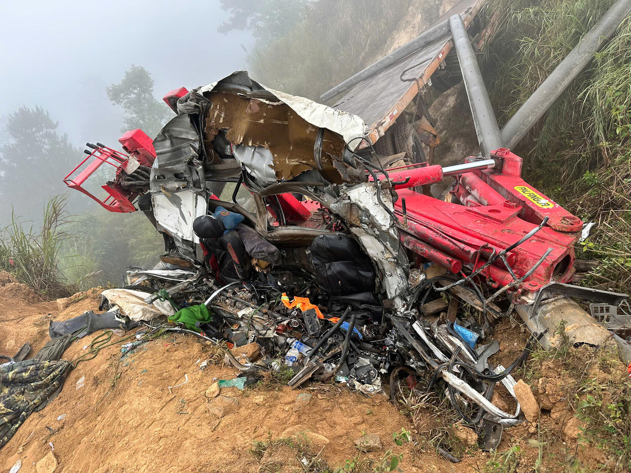 Nỗ lực cứu xe chở trụ điện lao xuống vực bất thành của tài xế