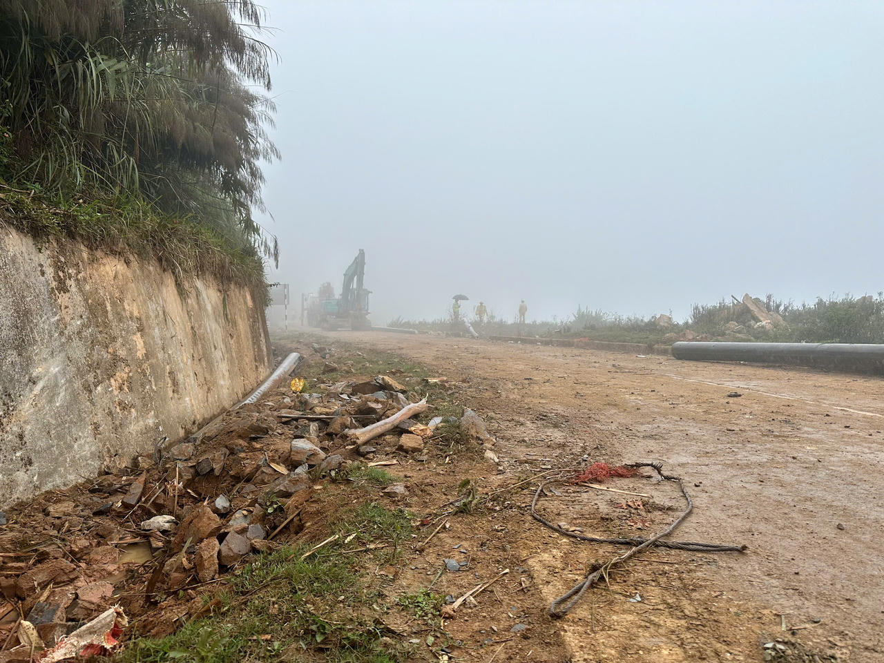 Nỗ lực cứu xe chở trụ điện lao xuống vực bất thành của tài xế