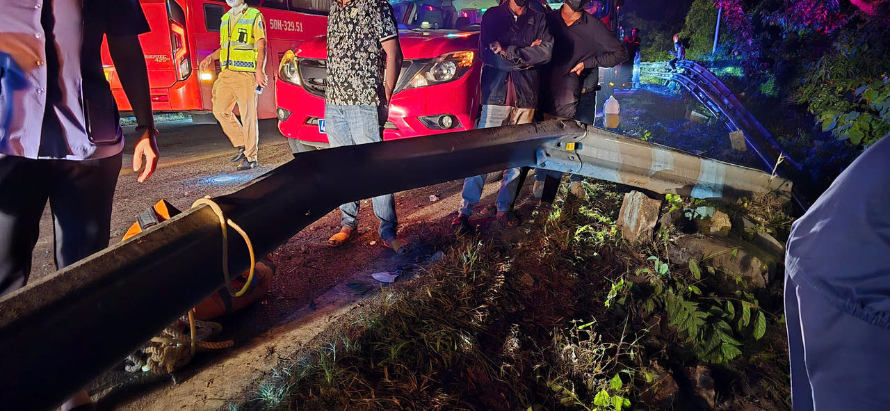 Đang cứu nạn ô tô khách lao xuống vực sâu đèo Bảo Lộc