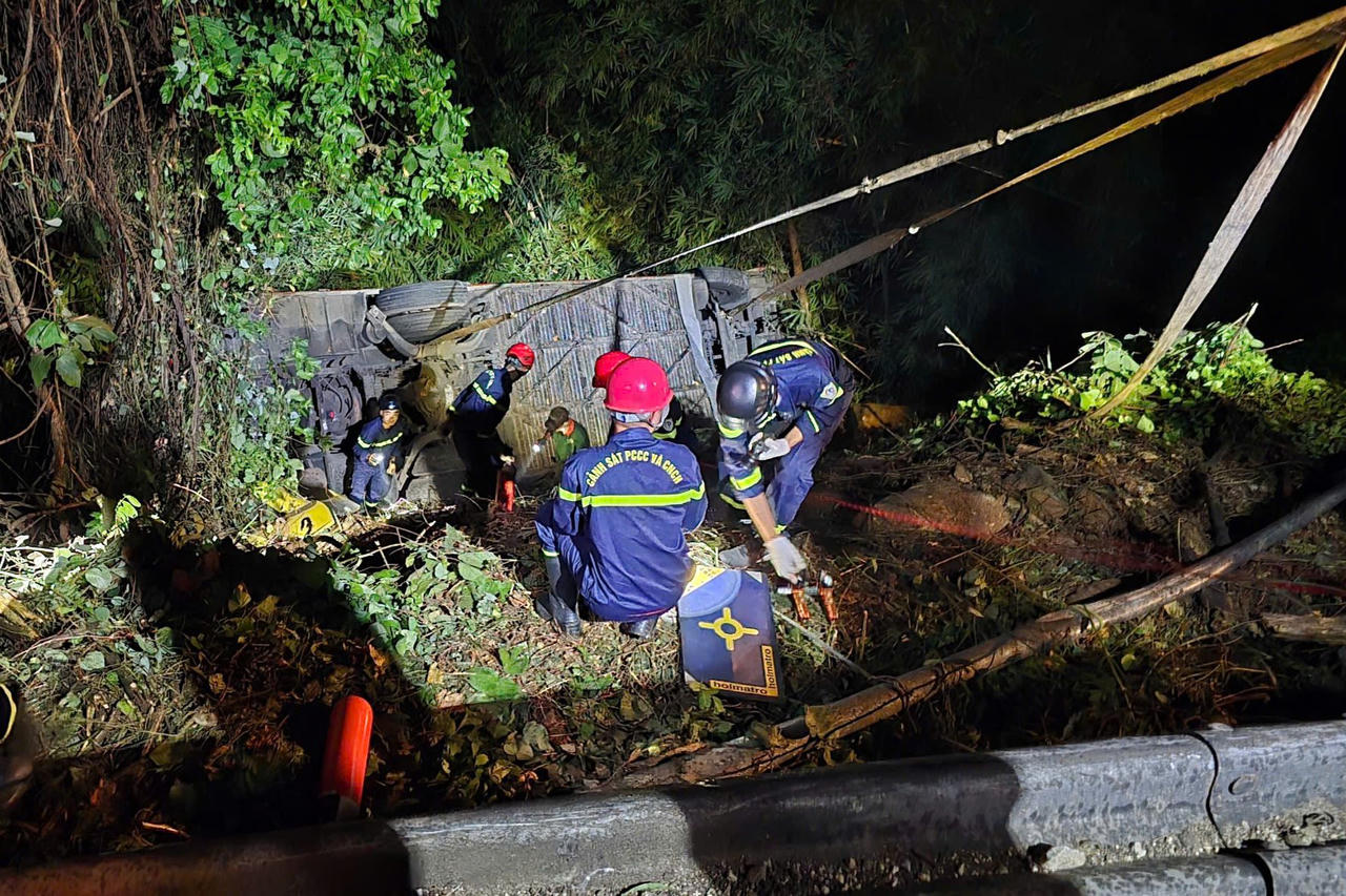 Xuyên đêm cứu hộ xe khách lao xuống vực trên đèo Bảo Lộc