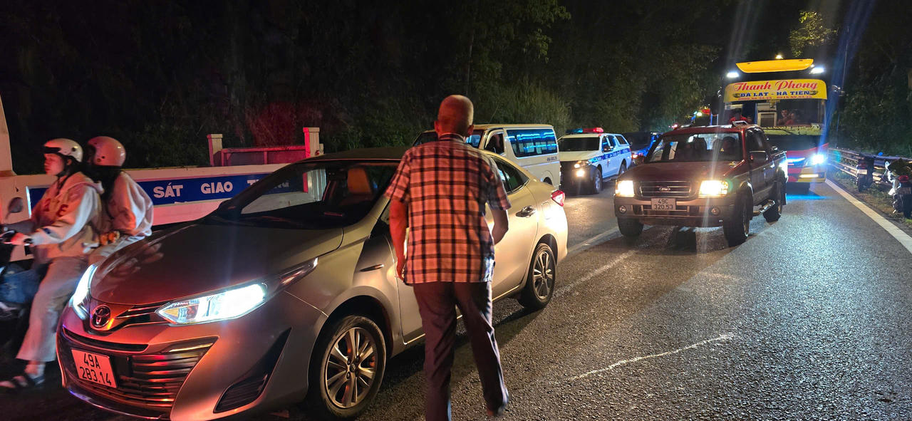 Đang cứu nạn ô tô khách lao xuống vực sâu đèo Bảo Lộc