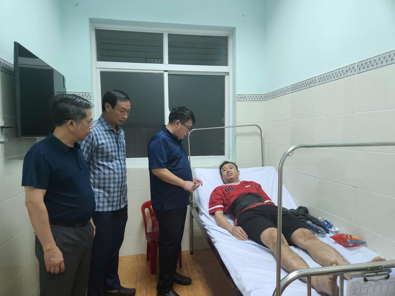 Xuyên đêm cứu hộ xe khách lao xuống vực trên đèo Bảo Lộc