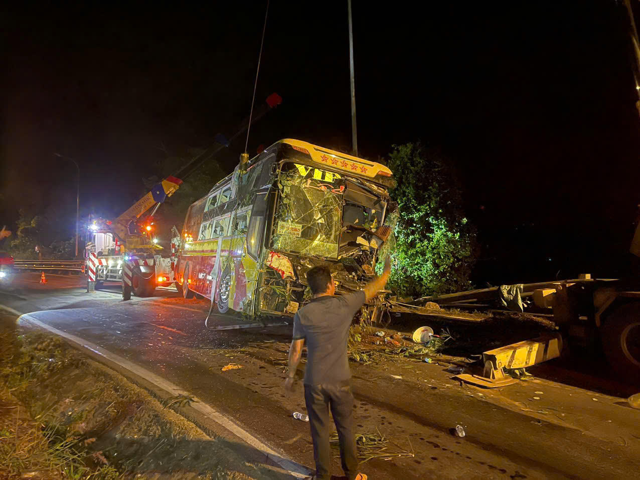 Xuyên đêm cứu hộ xe khách lao xuống vực trên đèo Bảo Lộc