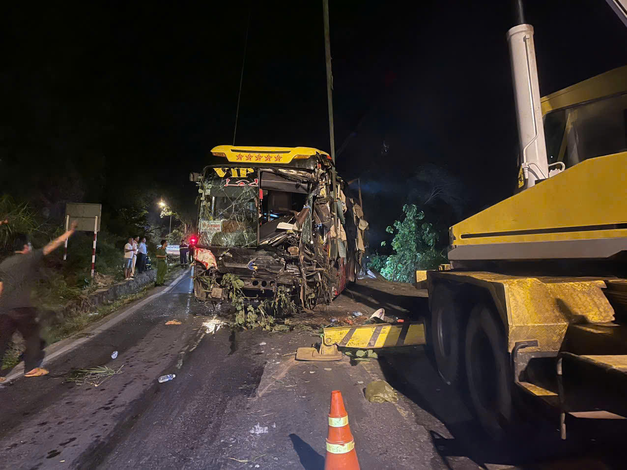 Xuyên đêm cứu hộ xe khách lao xuống vực trên đèo Bảo Lộc
