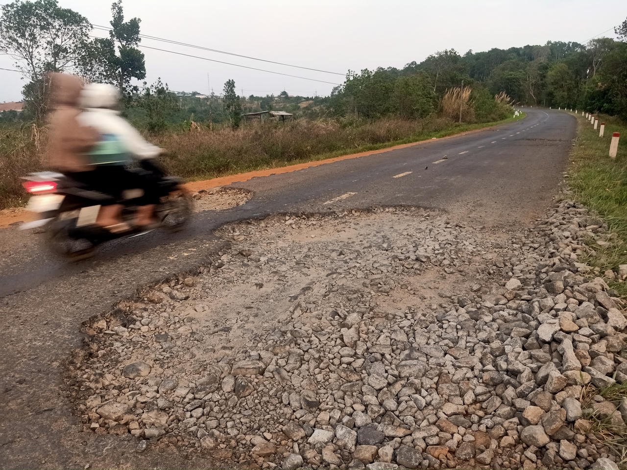 Tỉnh lộ 1 ở Đắk Nông xuống cấp, tiềm ẩn nguy cơ mất an toàn giao thông