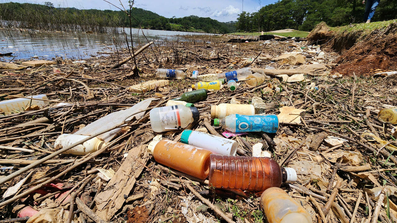 Lâm Đồng yêu cầu xử lý ngay tình trạng rác thải trôi về hồ Đan Kia