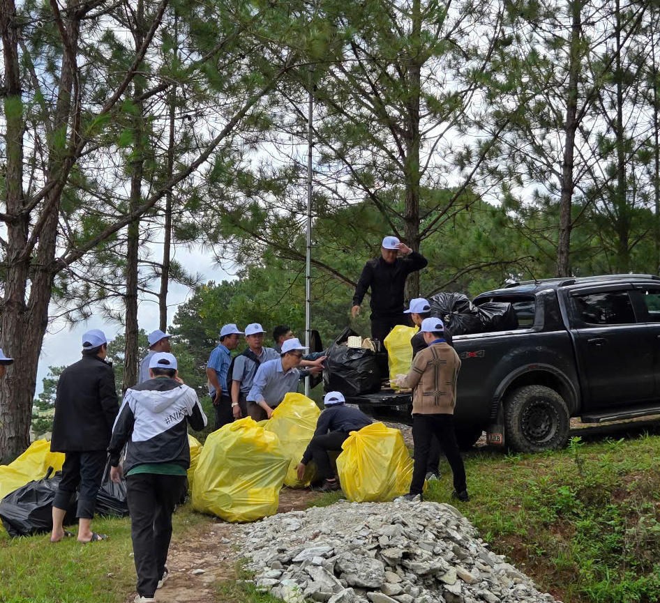 Phó Chủ tịch Lâm Đồng dọn rác, trồng cây tại hồ chứa nước Đan Kia