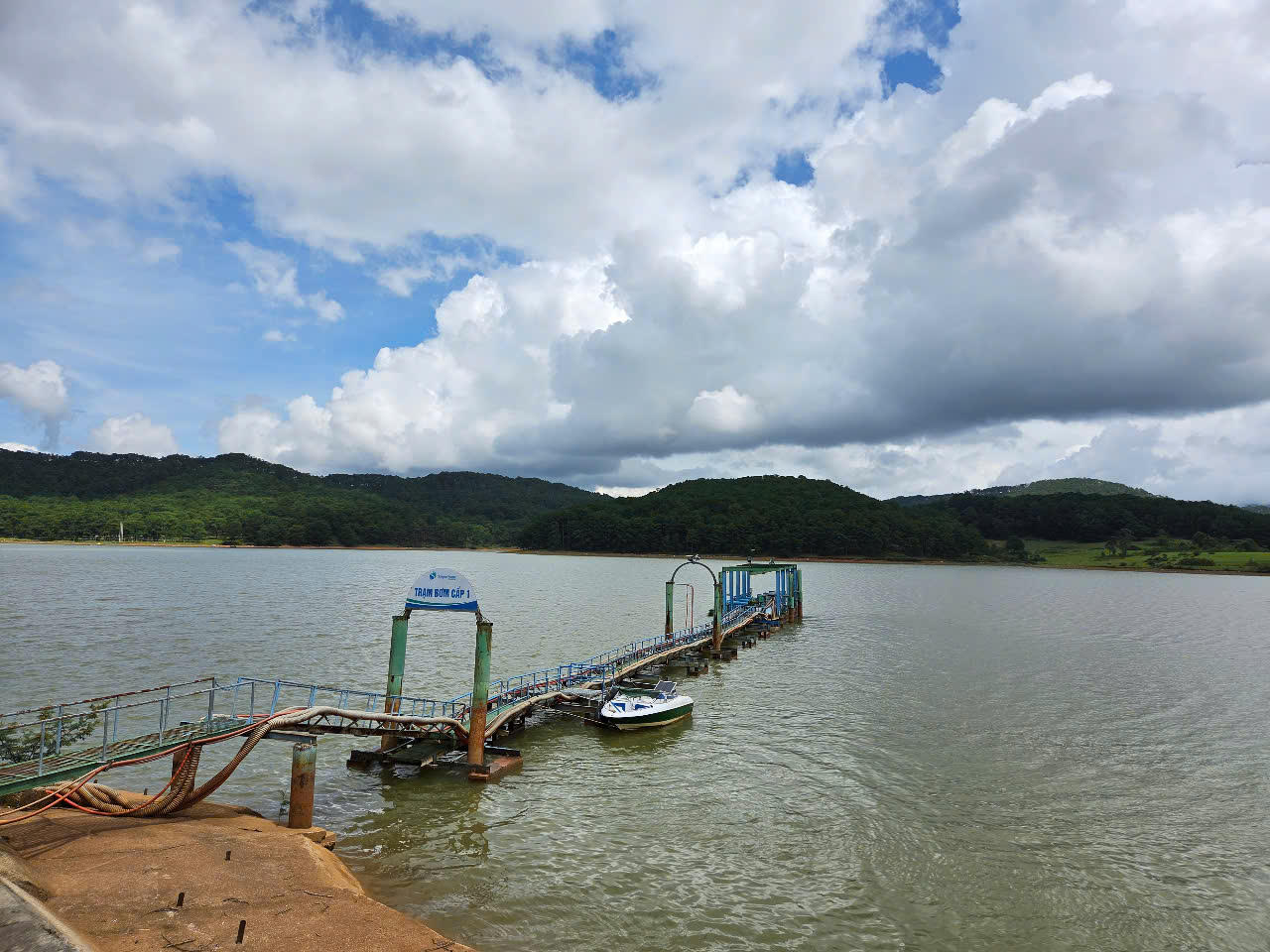 Phó Chủ tịch Lâm Đồng dọn rác, trồng cây tại hồ chứa nước Đan Kia