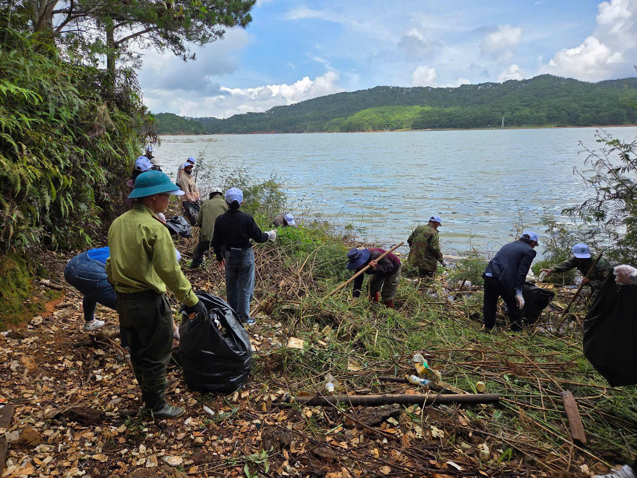 Phó Chủ tịch Lâm Đồng dọn rác, trồng cây tại hồ chứa nước Đan Kia