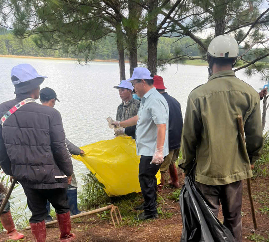 Phó Chủ tịch Lâm Đồng dọn rác, trồng cây tại hồ chứa nước Đan Kia