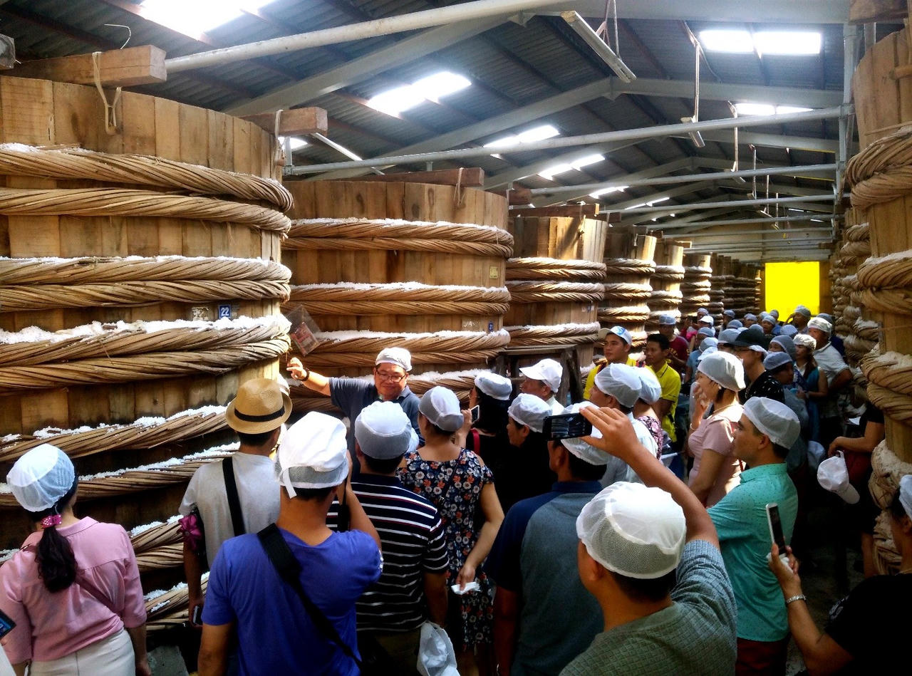 Người tiêu dùng thăm nhà thùng nước mắm Nam Ngư