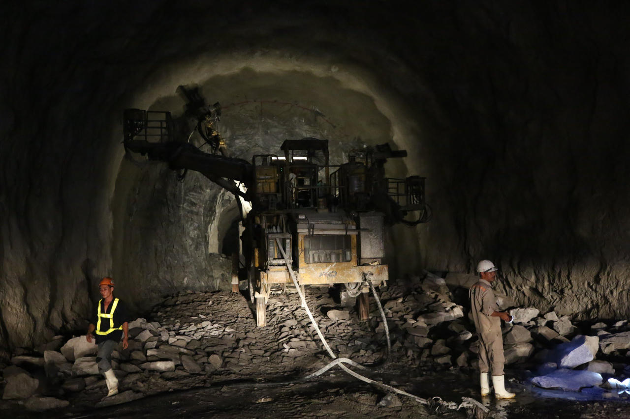 Những người khoan hầm xuyên núi, bắc cầu vượt biển “made in Việt Nam”