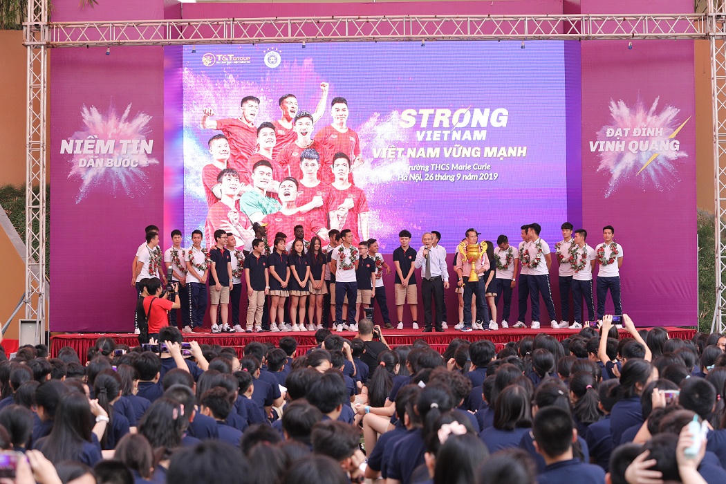 Duy Mạnh được fan tổ chức sinh nhật ở trường THCS Marie Curie