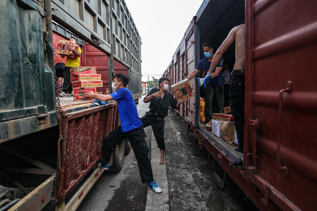 VNR vận chuyển miễn phí 400 tấn hàng của tỉnh Hoà Bình cho miền Nam chống dịch